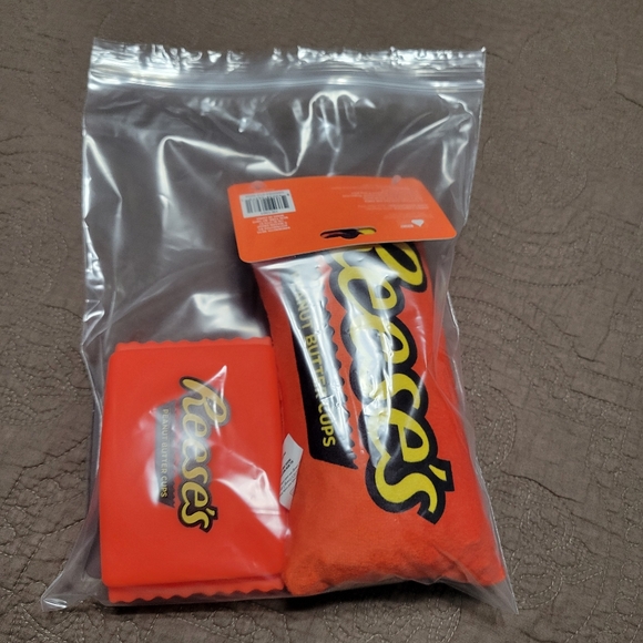 Set of 2 Reese’s Peanut Butter Cup squeaker crinkle squeaky toy plush toys NEW - Picture 8 of 9